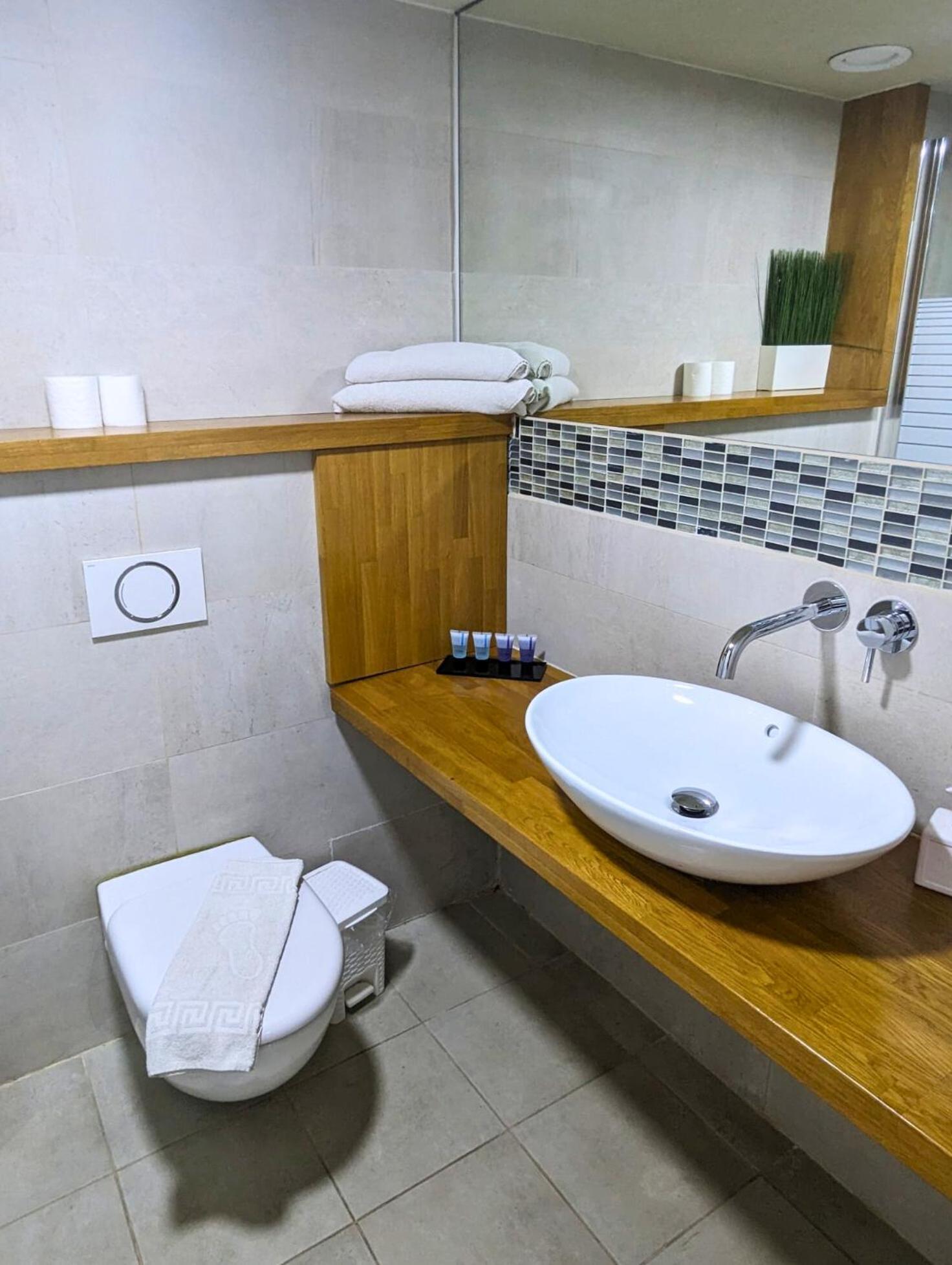 Almog Beach Apt Hotel מלון דירות אלמוג ביץ' Haifa Exterior foto